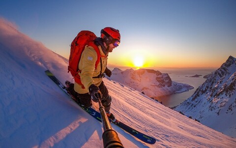 60792-alpinist na zakate sneg gory.jpg