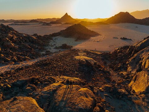 64801-pustynya holmy kamni rassvet vysota.jpg