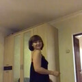 Стройная красивая женщина танцует в черном пенюаре.mp4